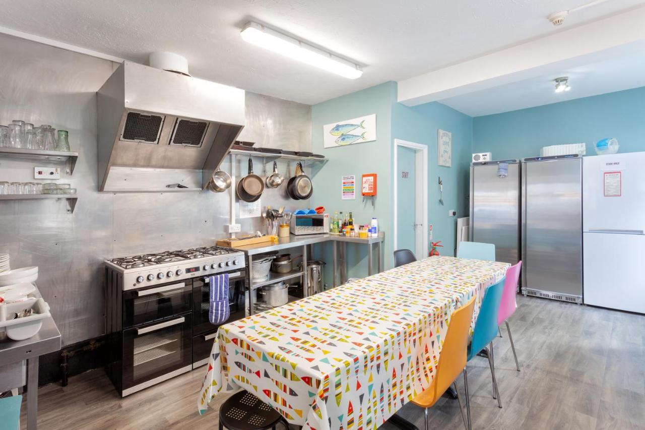 Ocean Backpackers Self-Catering Hostel Илфракомб Екстериор снимка