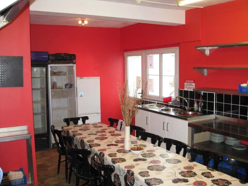Ocean Backpackers Self-Catering Hostel Илфракомб Екстериор снимка