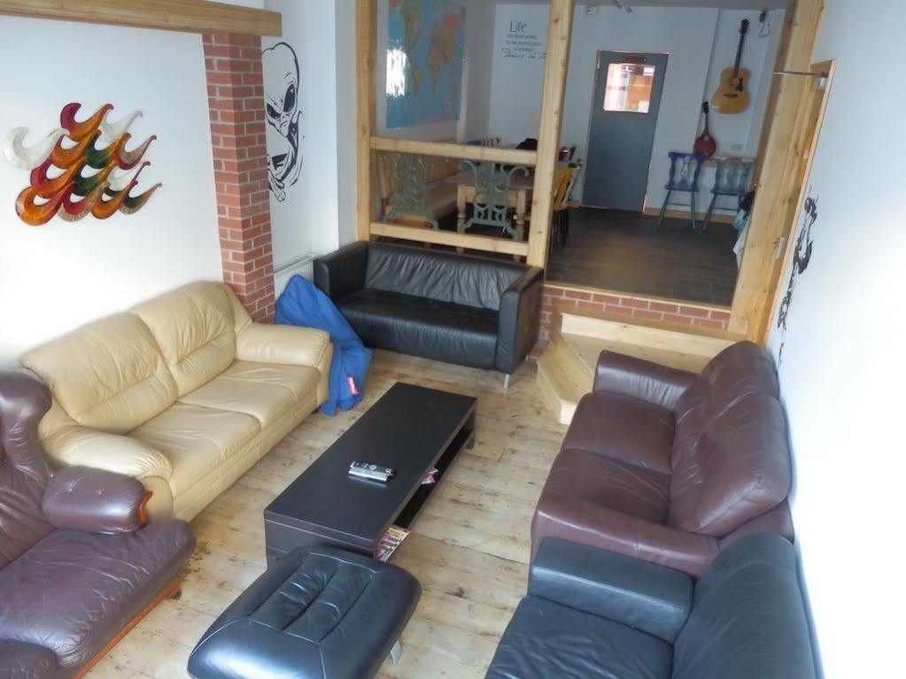 Ocean Backpackers Self-Catering Hostel Илфракомб Екстериор снимка