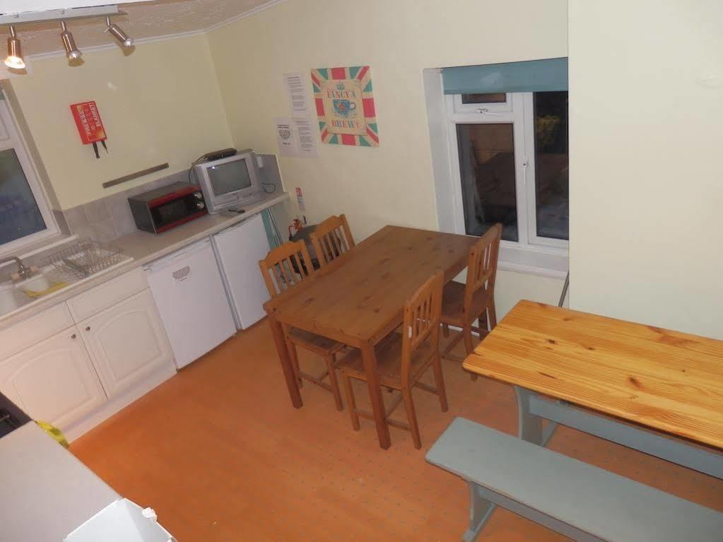 Ocean Backpackers Self-Catering Hostel Илфракомб Екстериор снимка