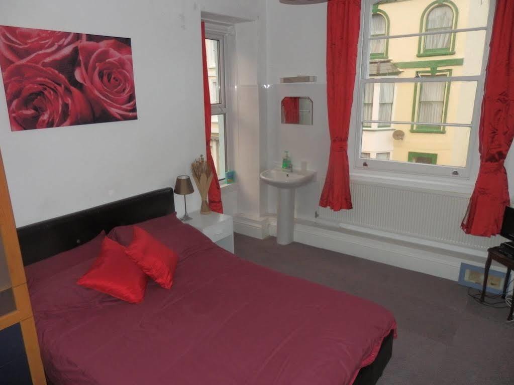 Ocean Backpackers Self-Catering Hostel Илфракомб Екстериор снимка